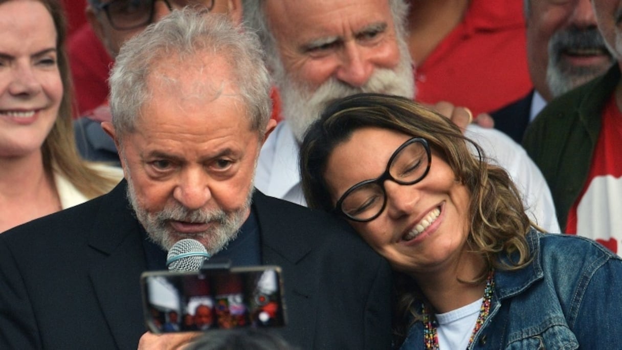 Luiz Inacio Lula da Silva et sa compage Rosangela da Silva, à sa sortie de prison à Curitiba au sud de Rio de Janeiro, le 8 novembre.
