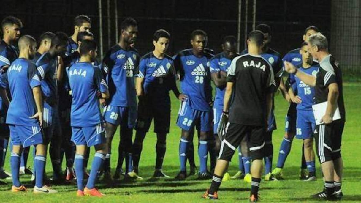 Le Raja, avec son nouvel entraîneur le Néerlandais Ruud Krol, lors d'une séance d'entraînement.
