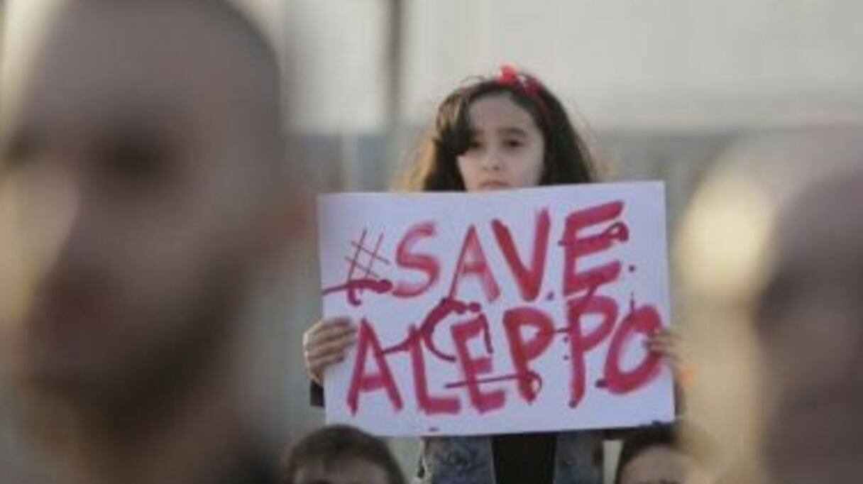 L'appel de détresse d'une petite fille d'Alep au milieu des décombres.
