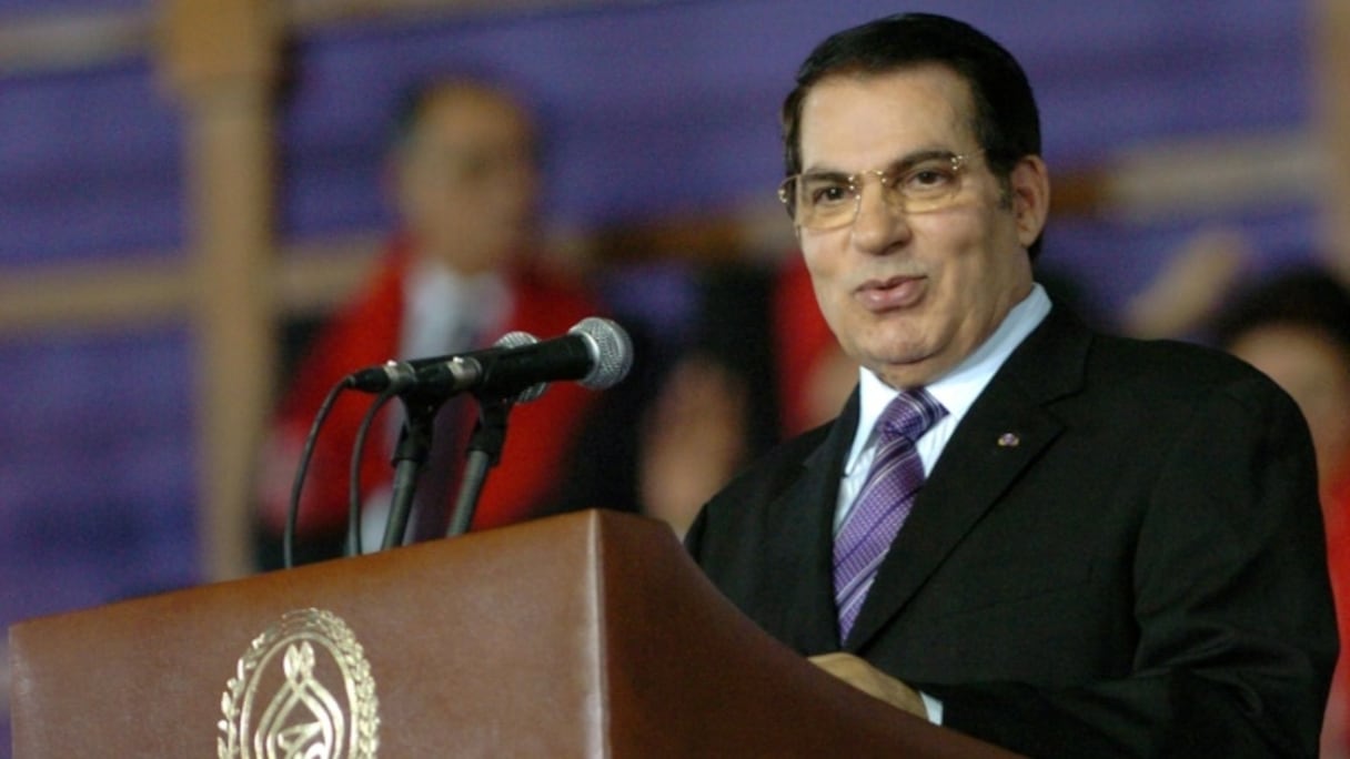 L'ancien président tunisien Zine El-Abidine Ben Ali prononce un discours à El Manzeh, près de Tunis, le 7 novembre 2008.
