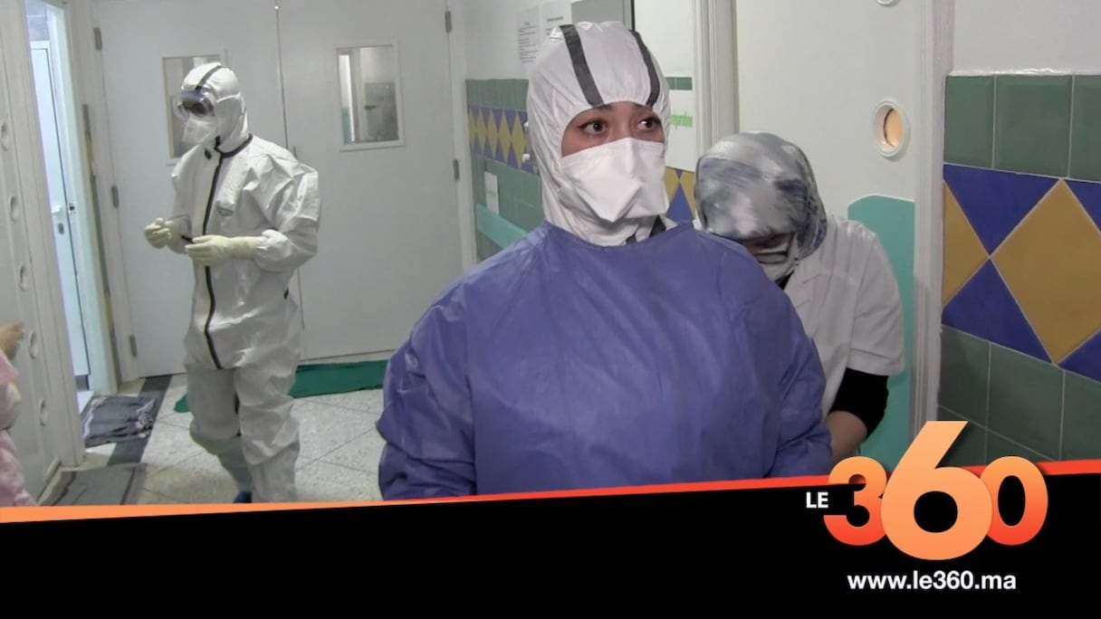 Des membres du personnel médical, dans un service dédié aux patients du Covid-19 de l'hôpital de Tanger. 
