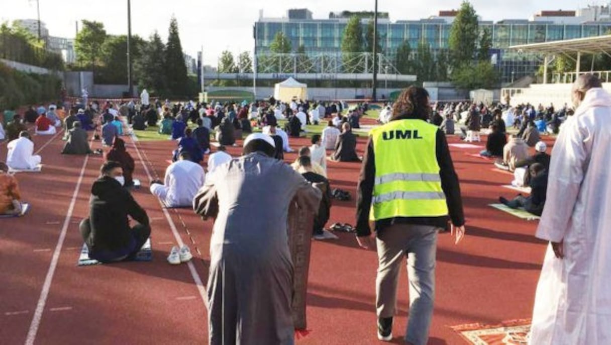 Des centaines de fidèles célèbrent l'Aïd Al-Adha dans un stade à Levallois-Perret, près de Paris. 
