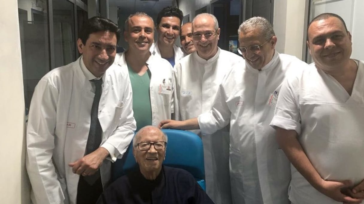 Le président tunisien, Béji Caïd Essebsi, entouré de son équipe médicale. 
