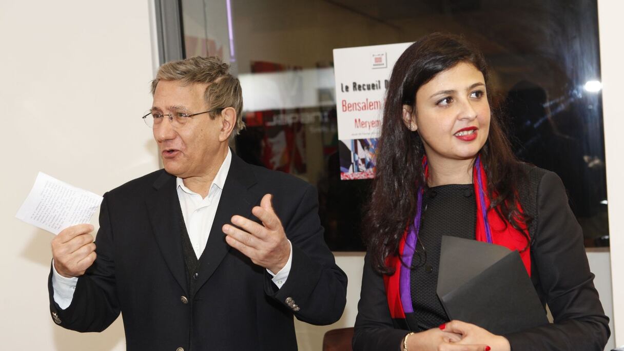 Bensalem Himmich déclame quelques vers de poésie tirés du "Recueil des élans" aux côtés de l'artiste.
