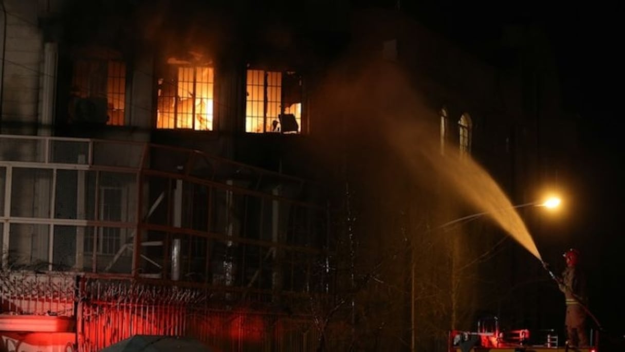 L'ambassade saoudienne incendiée.
