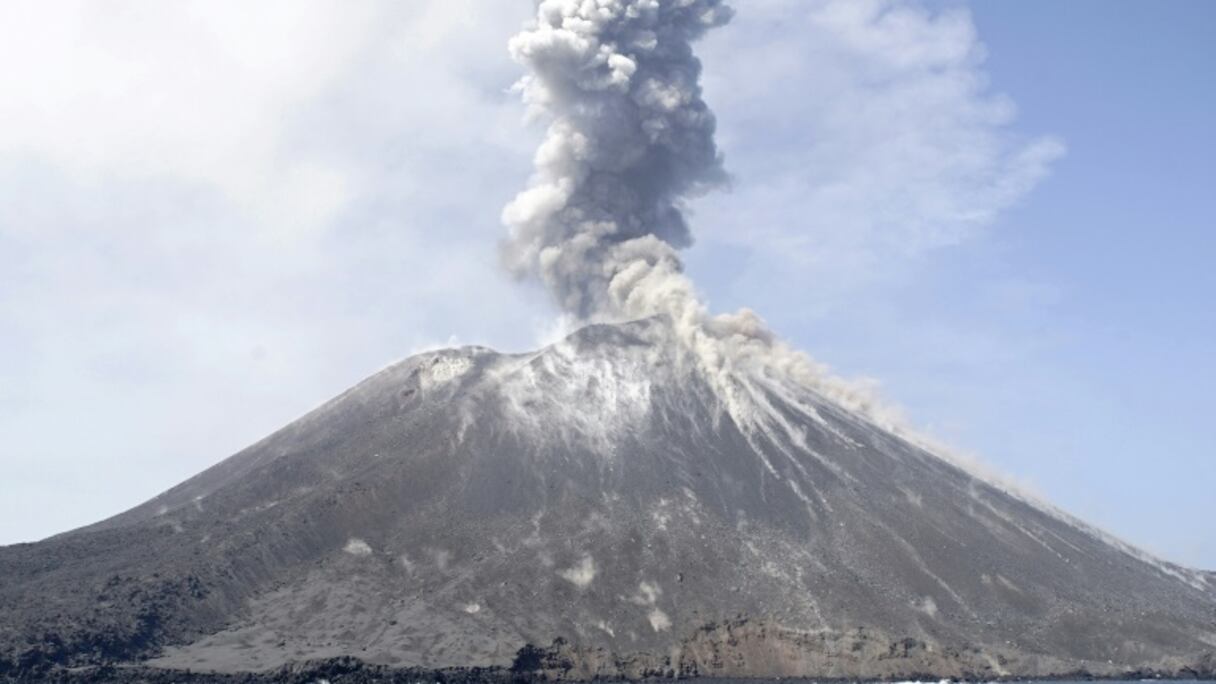 Le volcan Anak Krakatoa.
