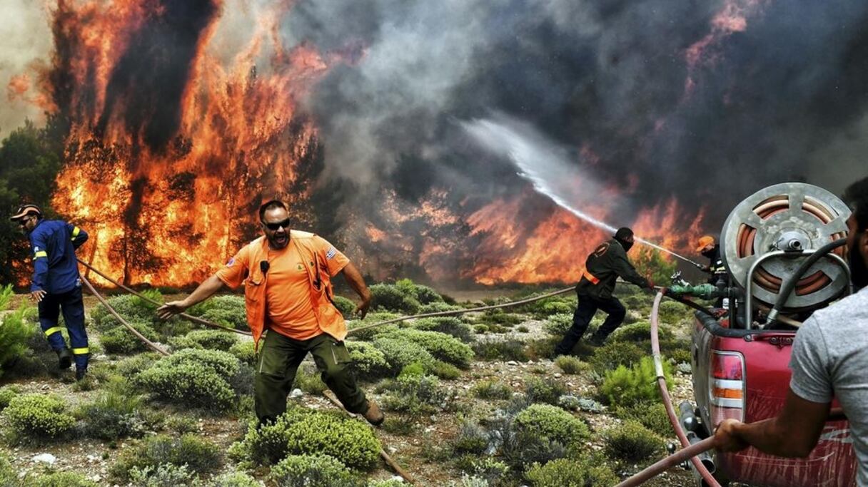 Les pompiers en pleine action.
