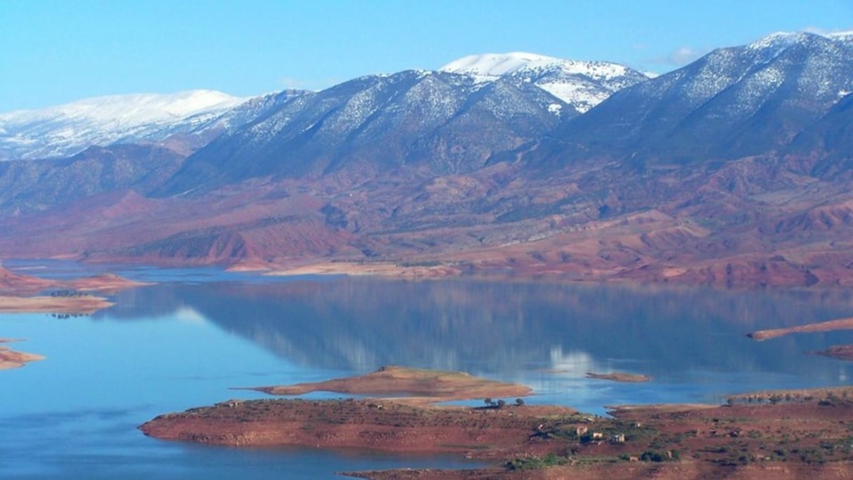 Bin El Ouidane (province d'Azilal). Conçu par l'ingénieur André Coyne, ce barrage a une double vocation: la production d'énergie et l'irrigation. C'est le plus haut barrage en voûte d'Afrique et le plus grand du Maroc, en terme de production énergétique.
