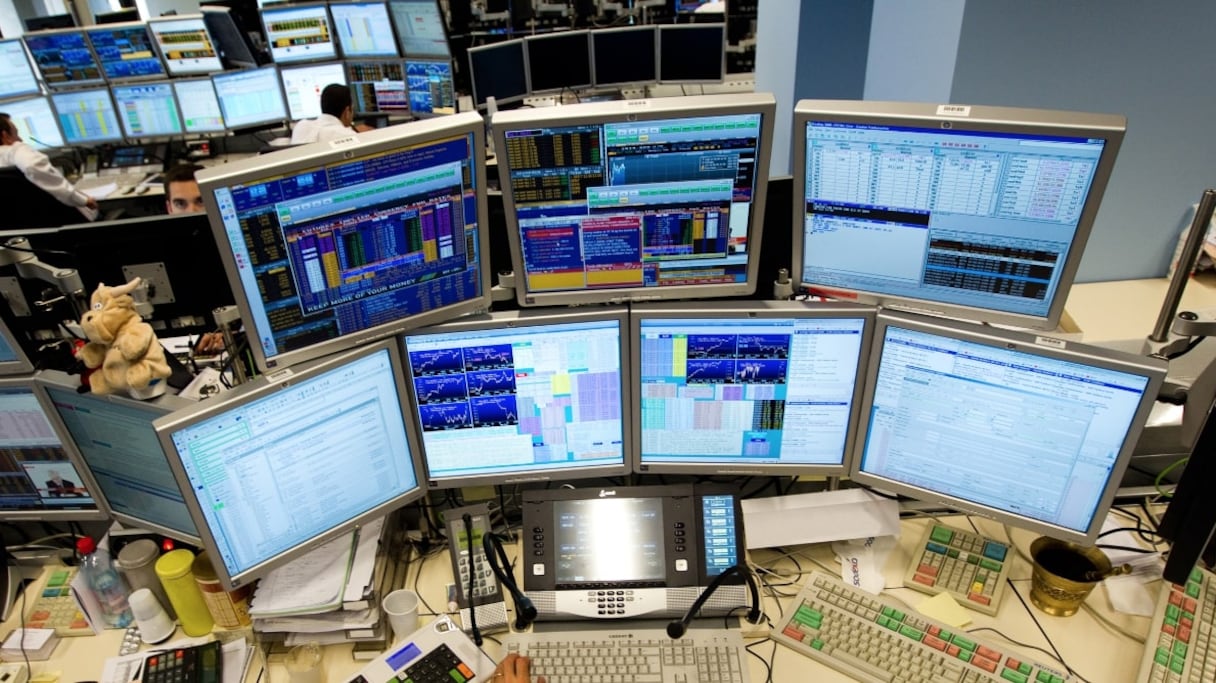 Un desk de trader dans une salle de marchés.
