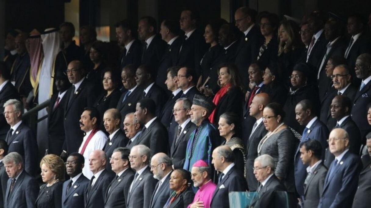 Parterre de personnalités lors de l'hommage à Nelson Mandela, au stade FNB, à Soweto, le 10 décembre. On distingue notamment, côte à côte, le président français François Hollande, et son prédécesseur, Nicolas Sarkozy.
