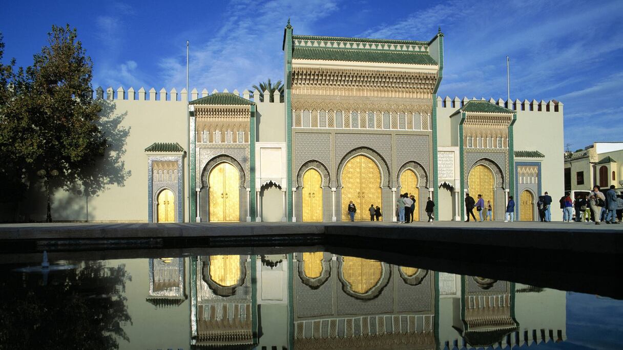 Fès, dont l'ancienne médina est protégée par l'Unesco ne se livre pas facilement. De part son histoire et sa tradition elle est l'une des capitales de la civilisation arabo-musulmane aux côtés de Damas, Bagdad, Cordoue, Istanbul, Grenade ou encore Alexandrie.
