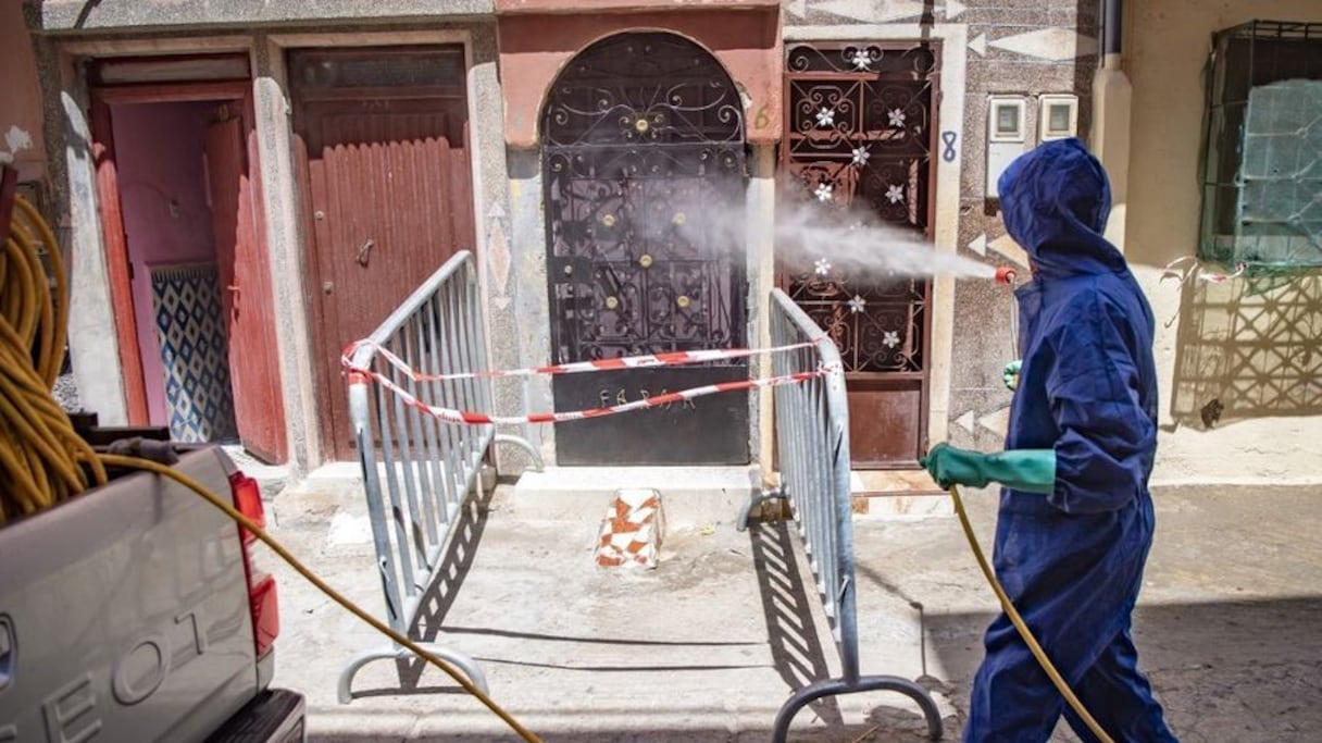 Un employé municipal désinfecte le devant d'une maison dans la ville portuaire de Safi, le 9 juin 2020.
