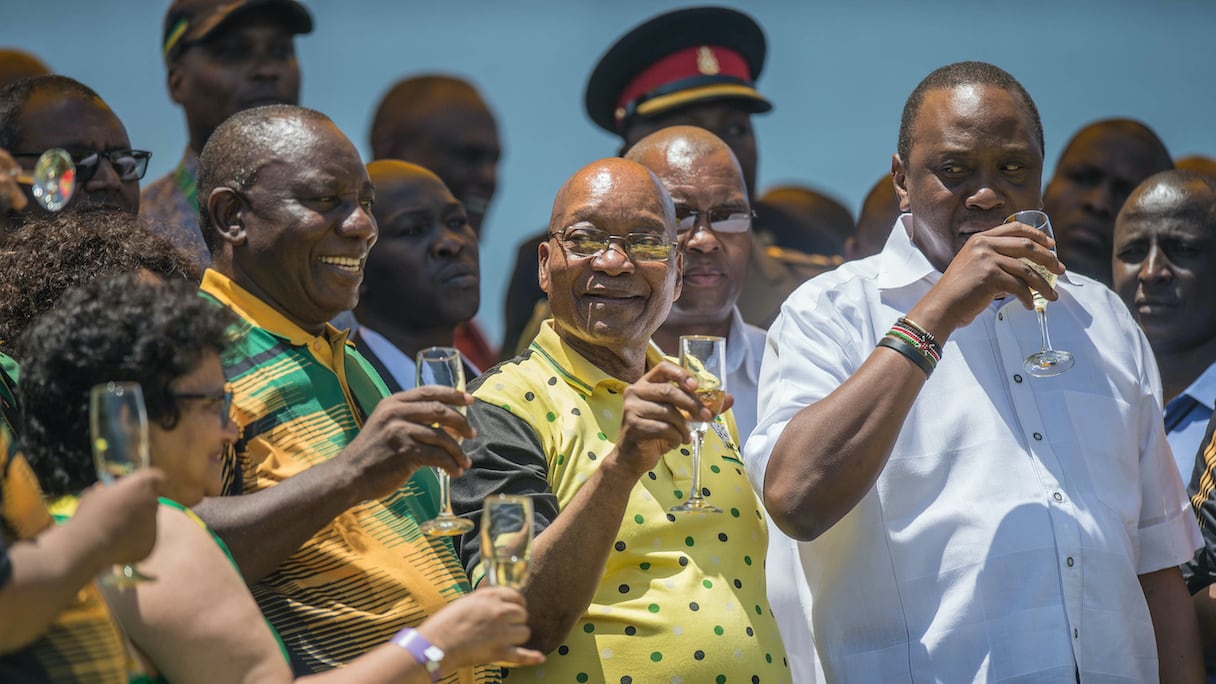 Les présidents Zuma au centre, Ramaphosa à gauche et Kenyatta, en 2018 lors du 106e anniversaire de l'ANC.
