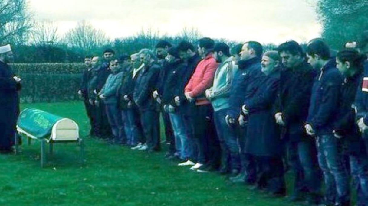 Zlatan Ibrahimovic effectuant la prière sur la mort (salâtu-l-janâza)
