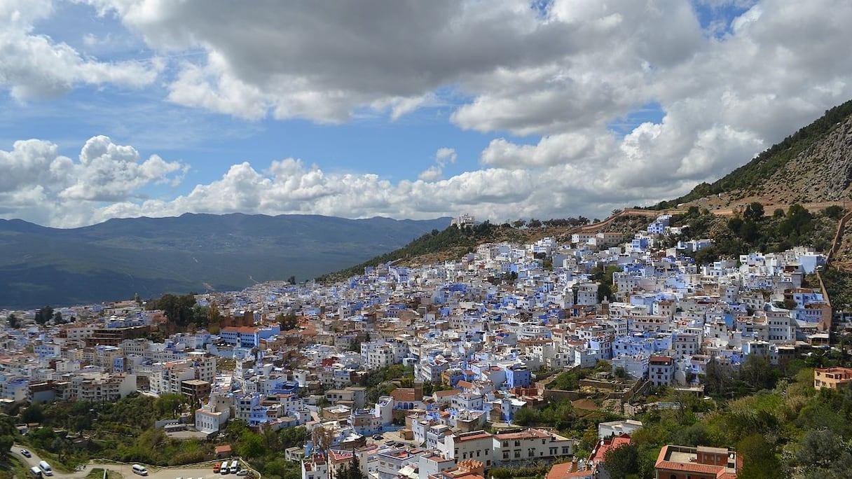 Chefchaouen, à 600 m d'altitude (Rif). Son nom vient d'achawen ("les cornes"), à cause des sommets qui l'entourent, Kelaa et Meggou. La ville figure depuis 2010 sur la Liste représentative du patrimoine culturel immatériel de l’humanité de l'Unesco. 
