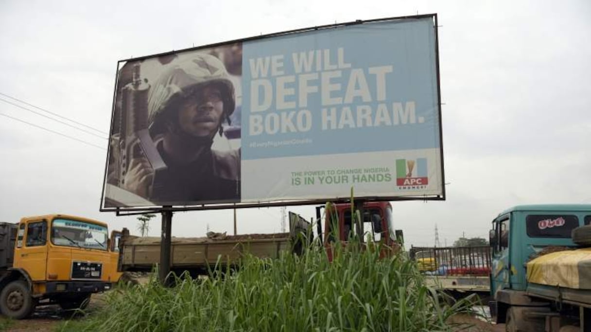 Affiche d'une campagne du parti au pouvoir au Nigeria, le All Progressives Congress (APC), contre le groupe islamiste, Boko Haram à Ogijo, dans le sud ouest du pays.
