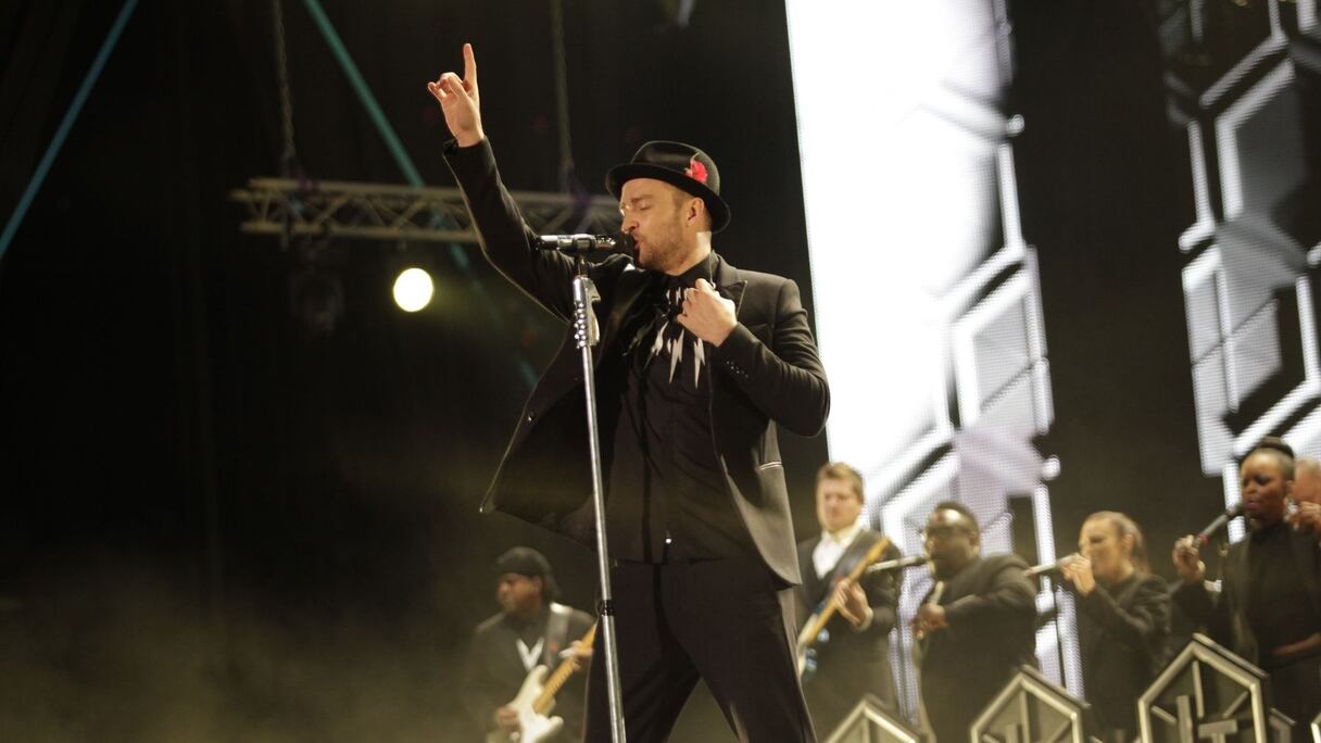 The 20/20 Experience, nouvel album de Justin Timberlake déjà écoulé à 4 millions d'exemplaires de par le monde, diffuse sa magie dans les airs, très vite embrasés par les rythmes entraînants et cette voix qui vous traverse mémoires Motown. 
