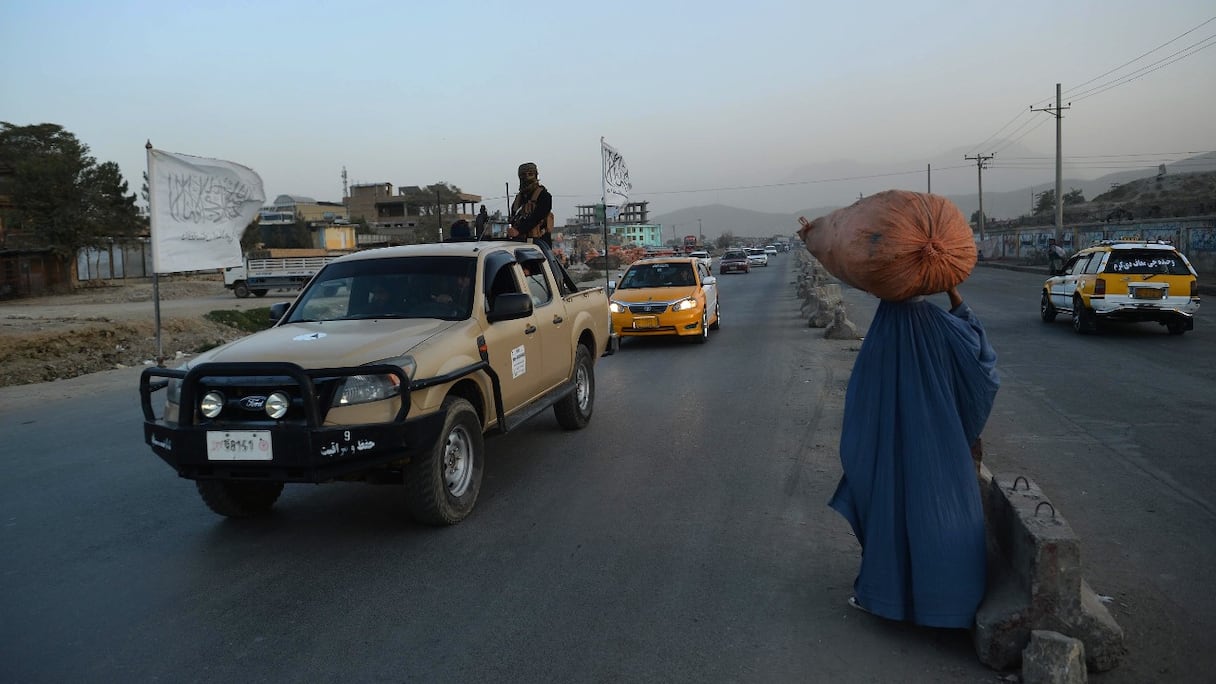 Une femme en burqa, portant un sac, marche dans une avenue de Kaboul, en Afghanistan, le 8 octobre 2021.
