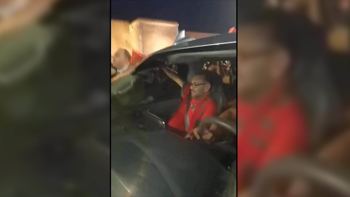 Le Roi Mohammed VI célèbre dans les rues de Rabat la qualification des Lions de l'Atlas pour les 1/4 de finale de la Coupe du monde, le mardi 6 décembre 2022.
