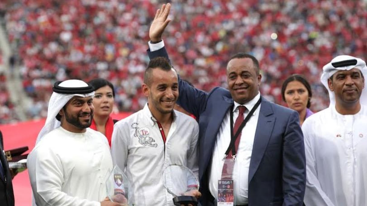 Le président wydadi, visiblement charmé par l'événement, salue les quelques 50.000 spectateurs du complexe Mohammed V. 
