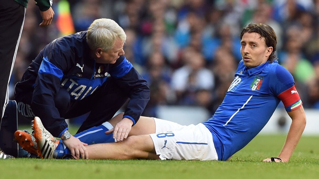 Riccardo Montolivo, le capitaine de l'AC Milan s'est fracturé le tibia gauche, samedi dernier, en match de préparation contre l'Eire (0-0) à Londres. L'Italie perd un titulaire indiscutable au milieu de terrain, qui ce soir là, portait le brassard. 
