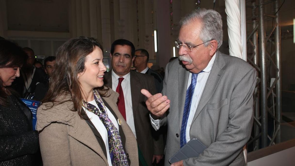 Tarik Kabbaj, maire d'Agadir, ici en pleine discussion avec Charafat Afilal, est de même venu soutenir cette importante initiative pour la protection de l'or bleu.
