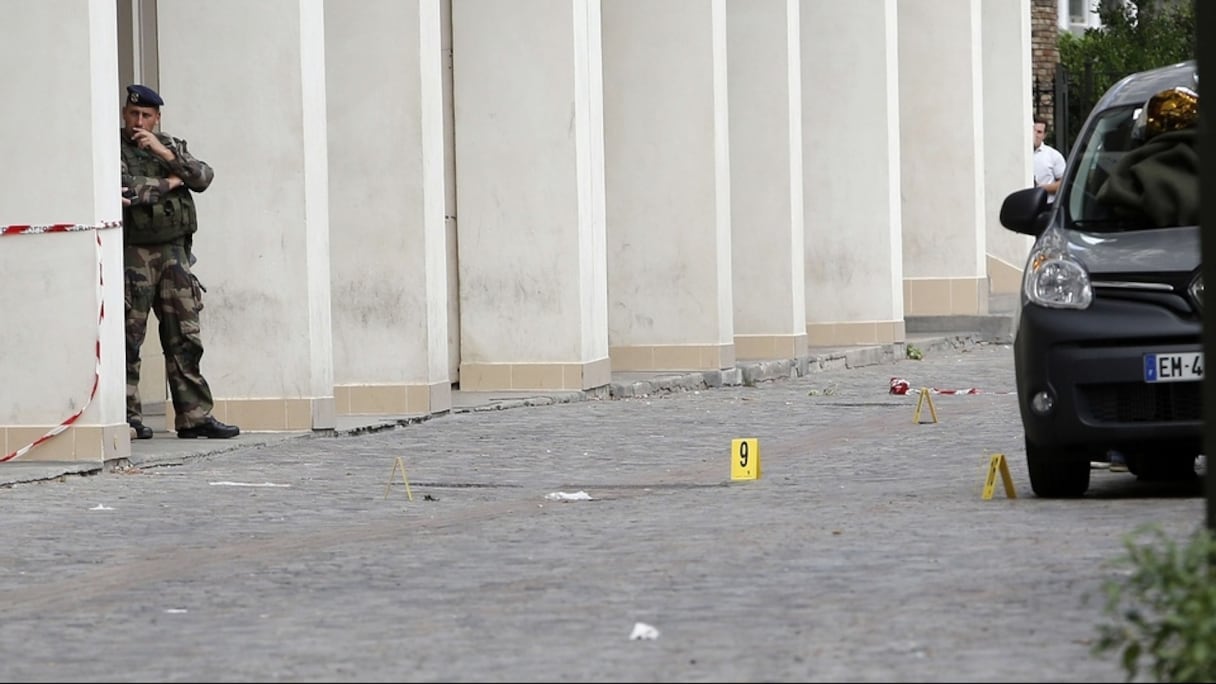 Un soldat se tient à proximité du lieu de l'attaque d'un groupe de militaires Sentinelle à Levallois-Perret, le 9 août 2017.
