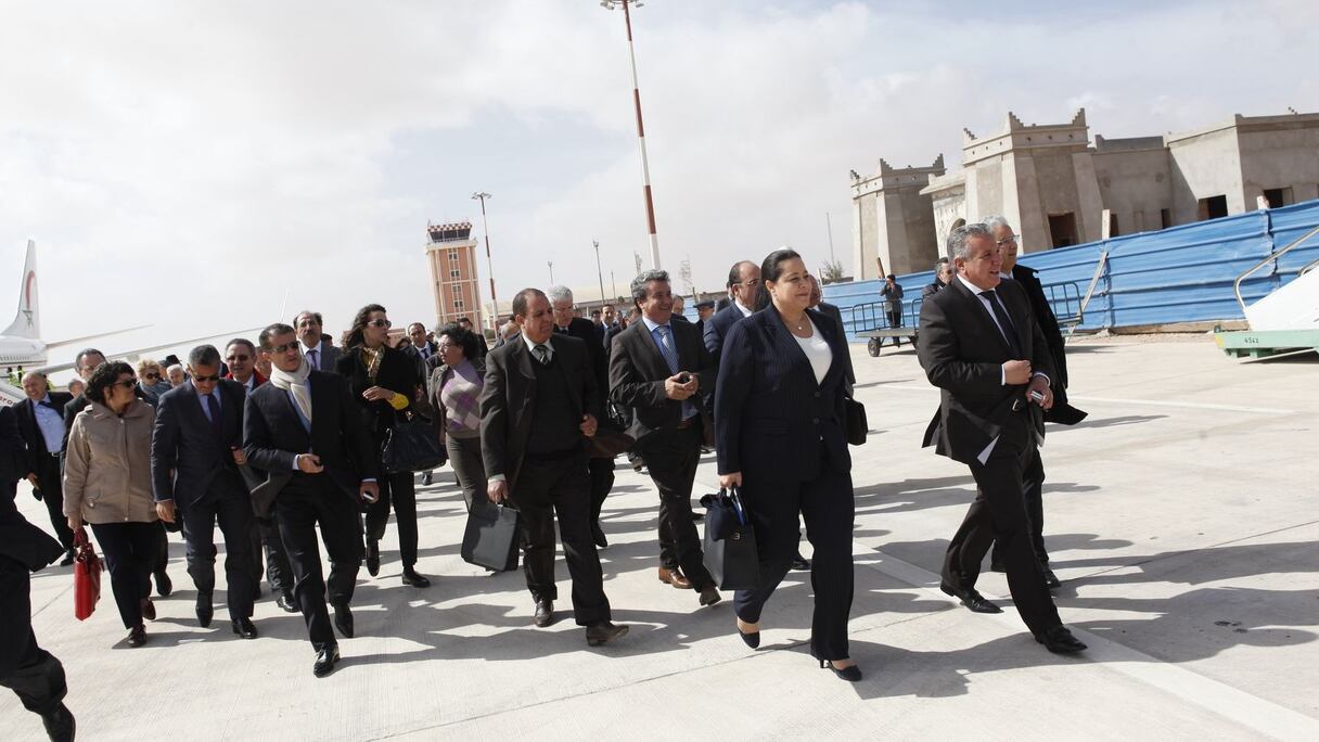 L'impressionnante délégation de la CGEM, menée par sa présidente Miriem Bensalah, sur le tarmac de l'aéroport de Laayoune.
