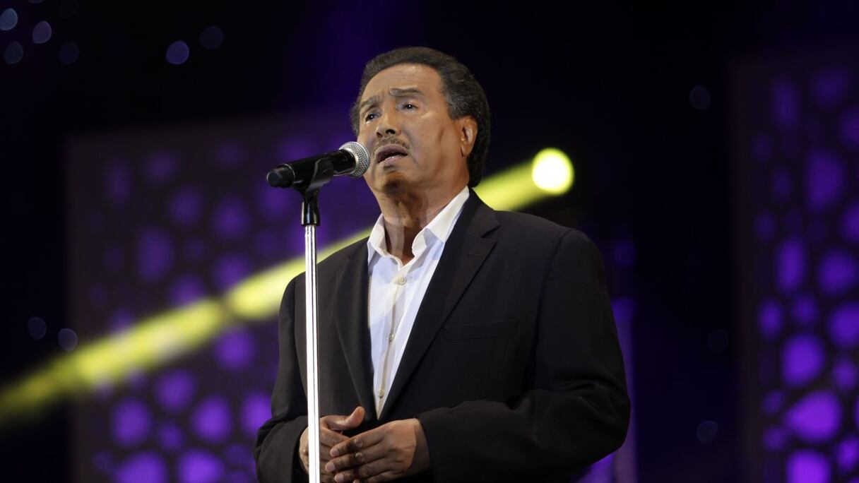 Une histoire forte, d'ailleurs, que celle de ce chanteur aujourd'hui emblématique de toute une culture. Né en 1949 en Arabie Saoudite, Mohamed Abdou perdra son père à l'âge de 3 ans à peine et grandira dans un orphelinat. 
