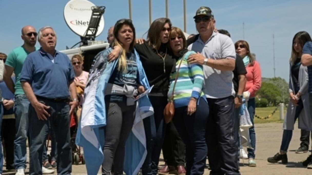 Les familles des disparus continuent d'attendre devant la base navale de Mar del Plata. 
