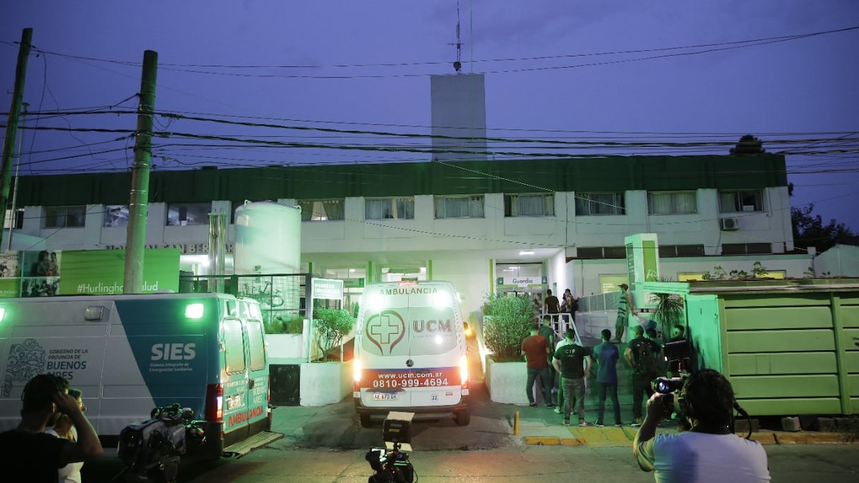 Des proches de personnes hospitalisées après avoir consommé de la cocaïne coupée avec une substance toxique se trouvent devant l'hôpital San Bernardino de Hurlingham, dans la province de Buenos Aires, le 2 février 2022.
