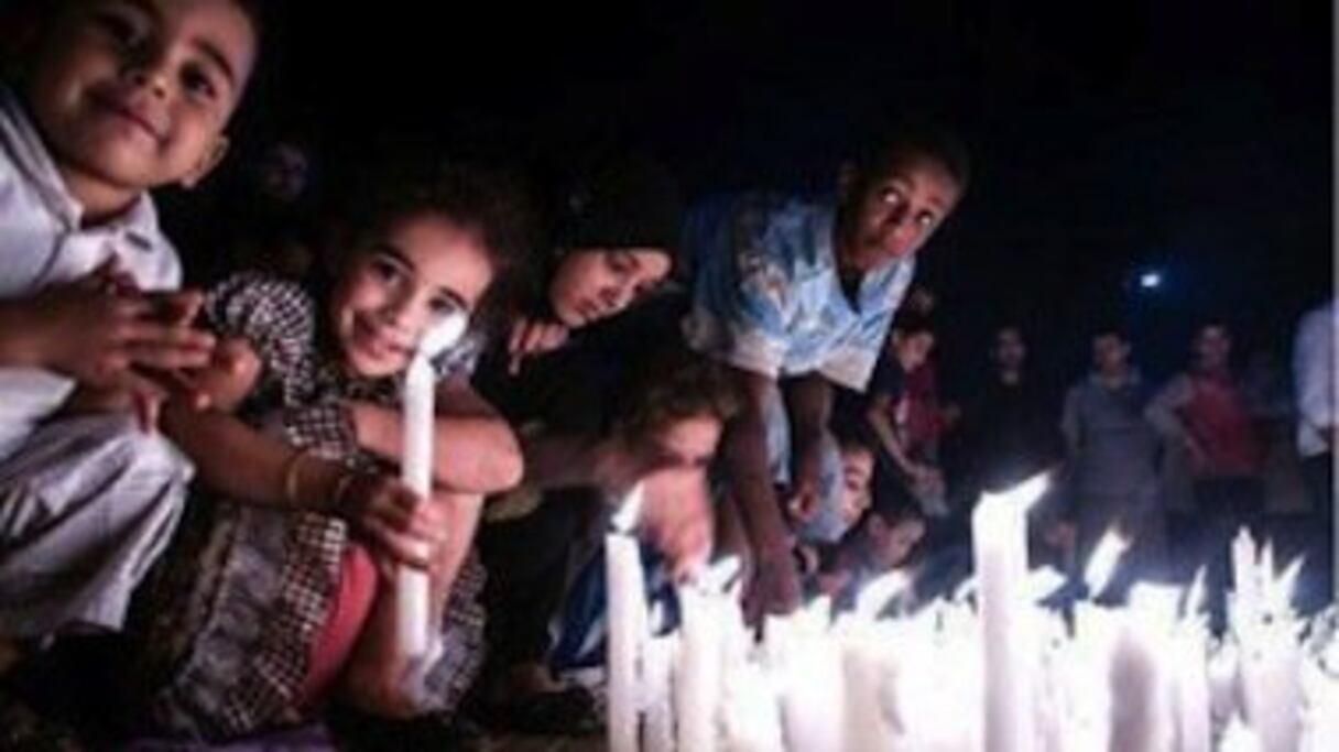Des enfants allument des bougies, symbole de leur innocence à préserver et de celle, à panser, des petites victimes d'agressions sexuelles. 
