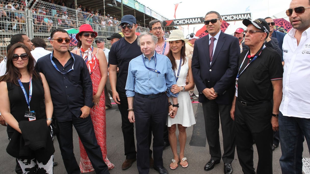 Jean Todt en compagnie de son épouse Michelle Yeoh et de people sur la grille de départ. De gauche à droite, Jalil Nekmouche, président de la FRMSA, Mohammed Ouzzine, ministre des Sports, Abdeslem Bekrate, wali de la région de Marrakech et Abderrahmane Zahid, président de Menara.
