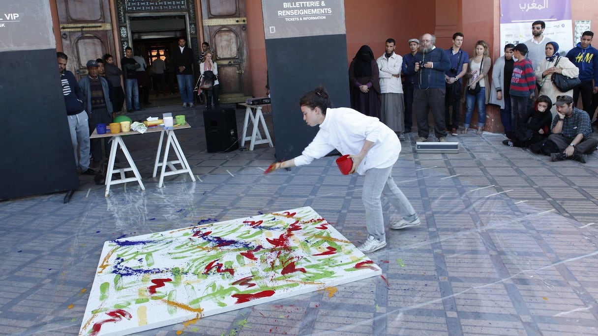 Puis Ghita Khamlichi projette sur le parchemin traversé d'étranges écritures des flambées de couleurs vives, chatoyantes, donnant vie à la partition, palimpseste, qui chante à présent. 
