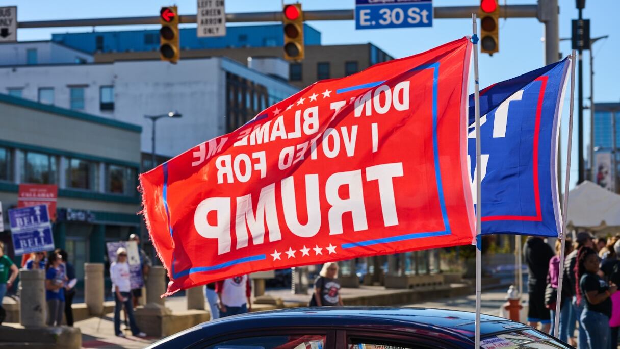 Une voiture couverte d'autocollants et pourvue d'un fanion pro-Trump circule dans les rues du comté de Cuyahoga, à Cleveland, dans l'Ohio, le 6 novembre 2022, peu avant les élections de mi-mandat aux Etats-Unis.
