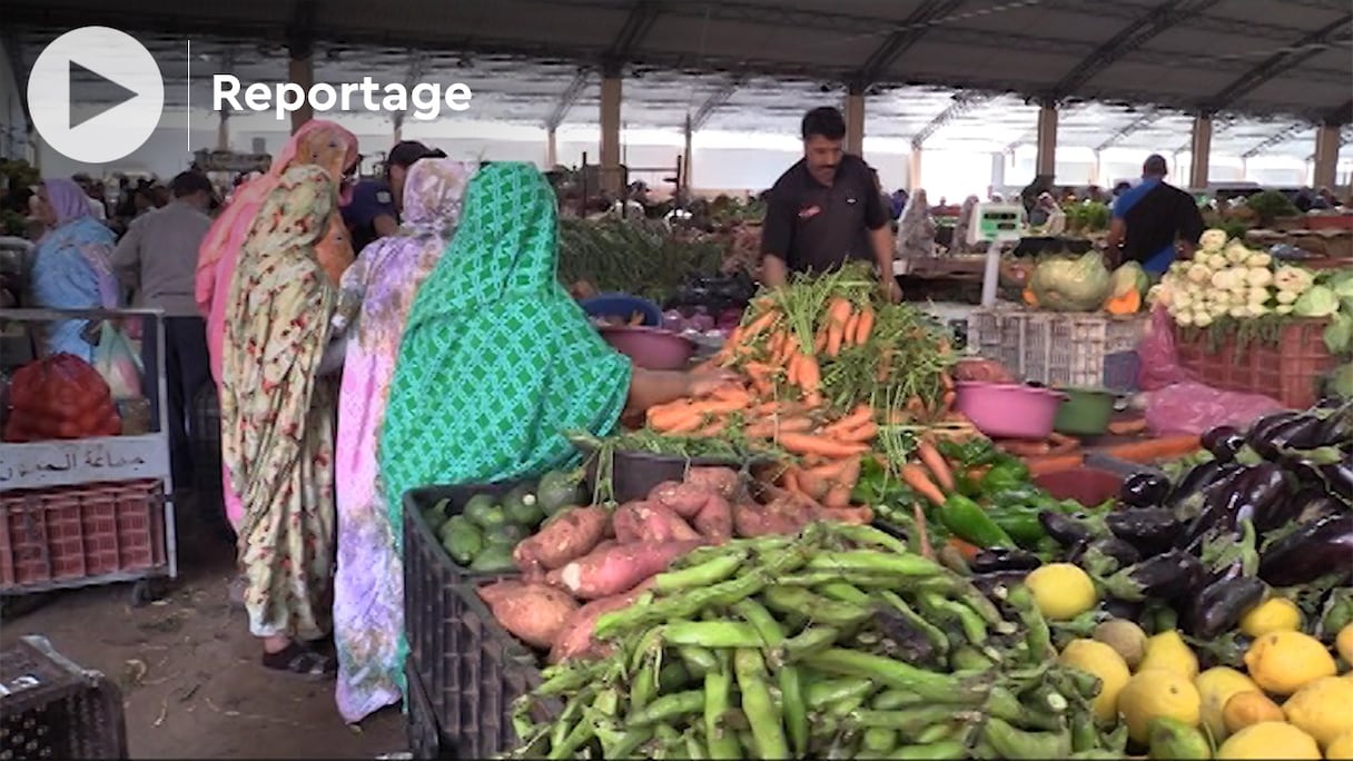 Les marchés de Laâyoune, bien approvisionnés, proposent tous les produits attendus pendant le ramadan, comme les dattes dont le prix oscille entre 10 et 30 dh/kg.
