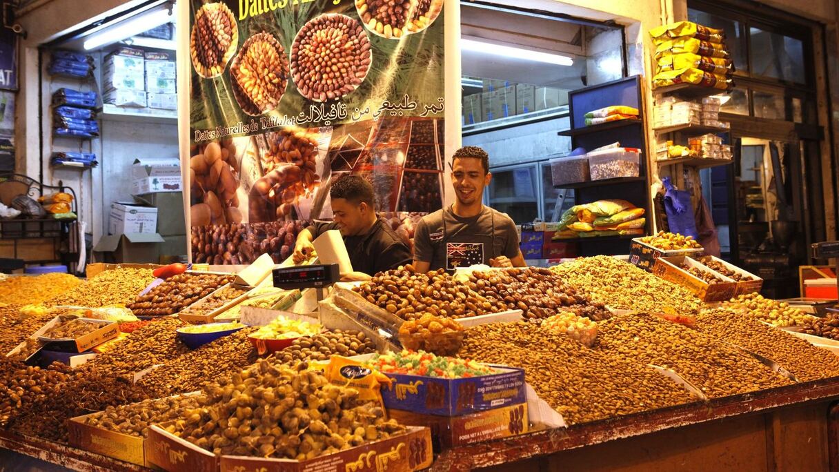 Même les marchands affichent un air gourmand. Fiers de leurs trésors, ils sourient à leurs dattes, ce fruit incontournable qui accompagne rituels religieux et fêtes familiales.  
