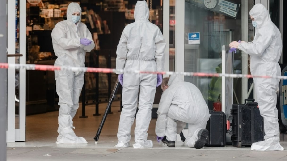 Les experts de la police technique et scientifique le 28 juillet 2017 à Hambourg.
