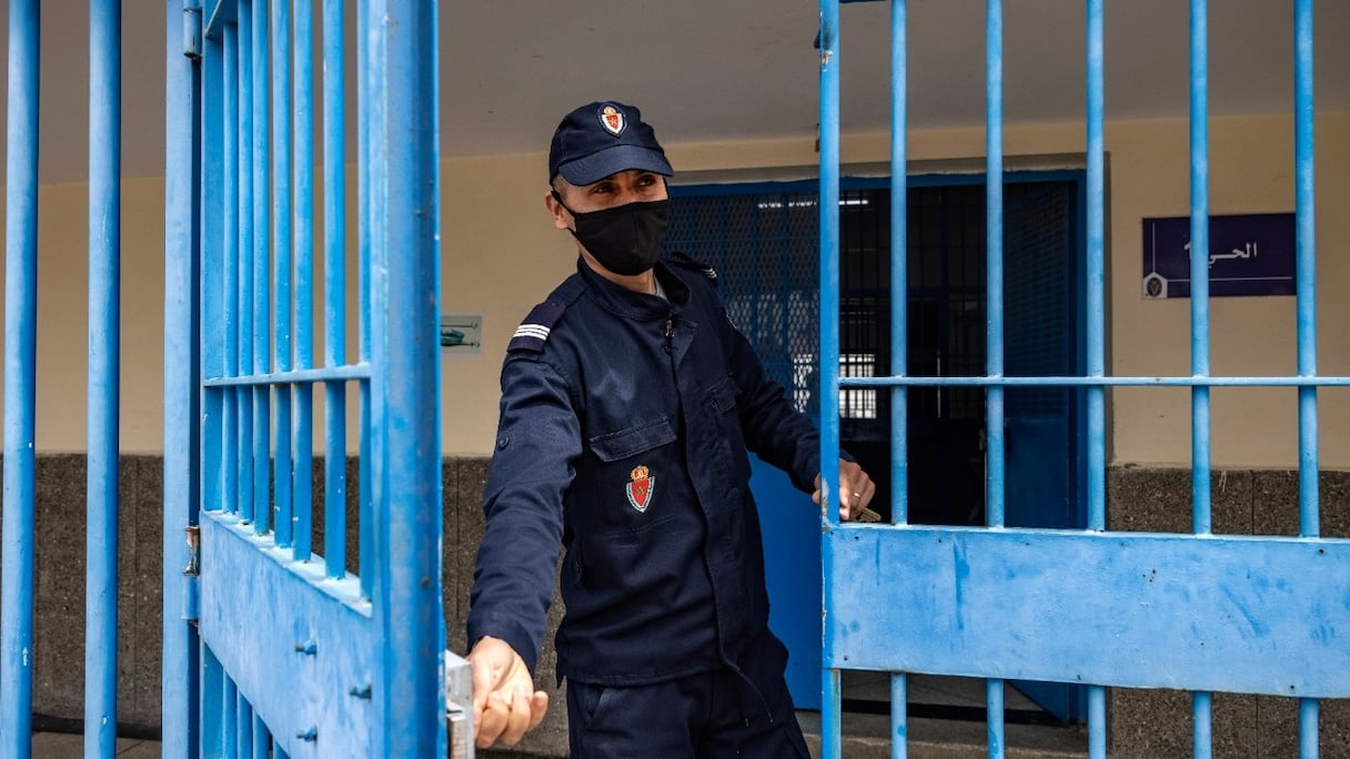 Un gardien à la prison d'El-Arjate près de la capitale Rabat, le 26 mai 2021.
