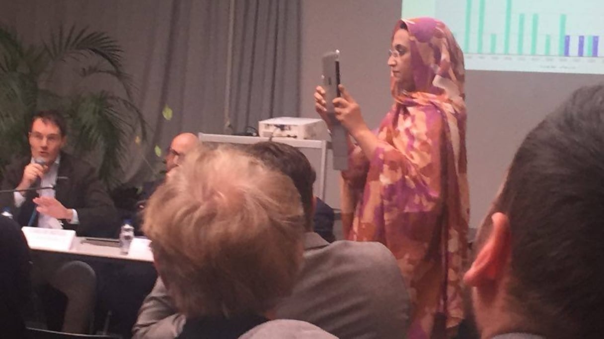 Aminatou Haïdar, après son speech à deux balles, s'improvisant photographe!
