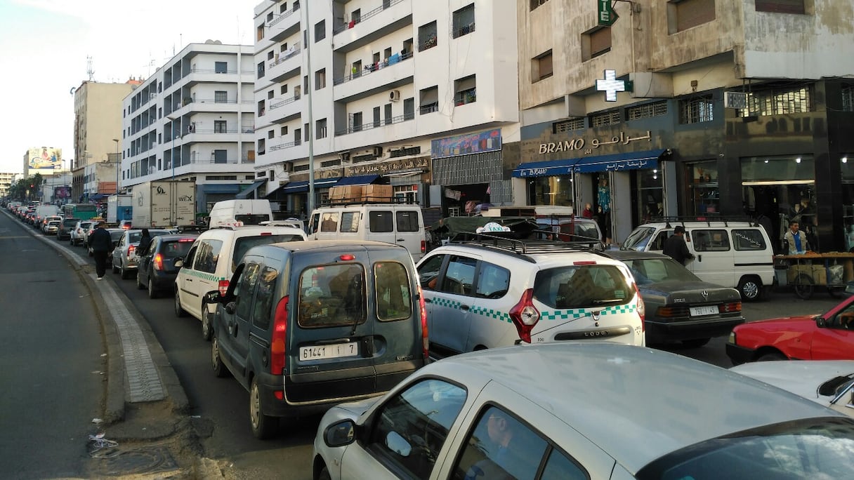 Un bouchon dans une artère de  Casablanca. 
