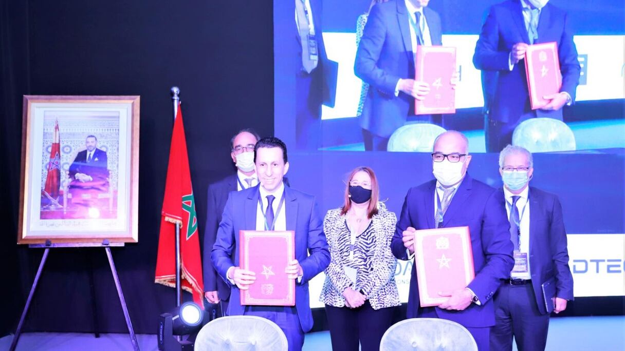 Signature d'une convention de partenariat entre Youssef Ahouzi, DG par intérim de PortNet et Sidi Mohammed Drissi Melyani, DG de l'ADD, le 29 septembre 2021 à Rabat.
