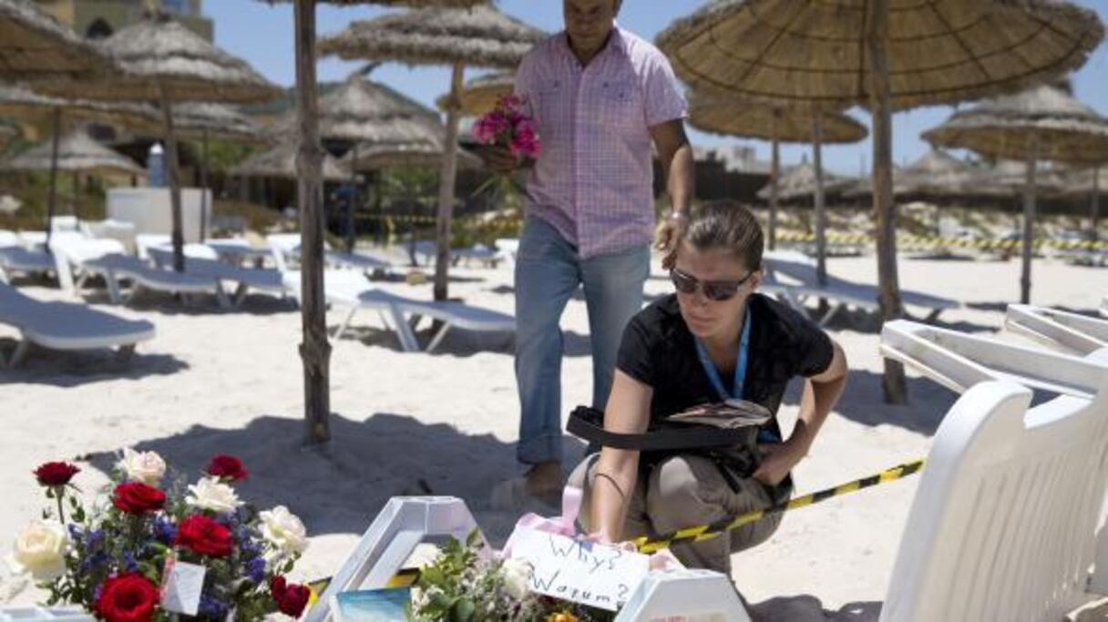 Des anonymes rendent hommage aux victimes, sur la plage de Port El-Kantaoui près de Sousse où s’est déroulé l’attentat, le 26 juin 2015.
