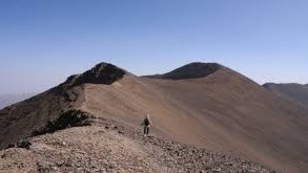 Crête du jbel M'goun. Culminant à 4.071 mètres dans la partie centrale du Haut Atlas, c'est le troisième plus haut sommet du Maroc, après le Toubkal et le Ouanoukrim. Son sommet est constitué d’une crête haute de plus de 4.000 m sur une longueur de 10 km.
	 
