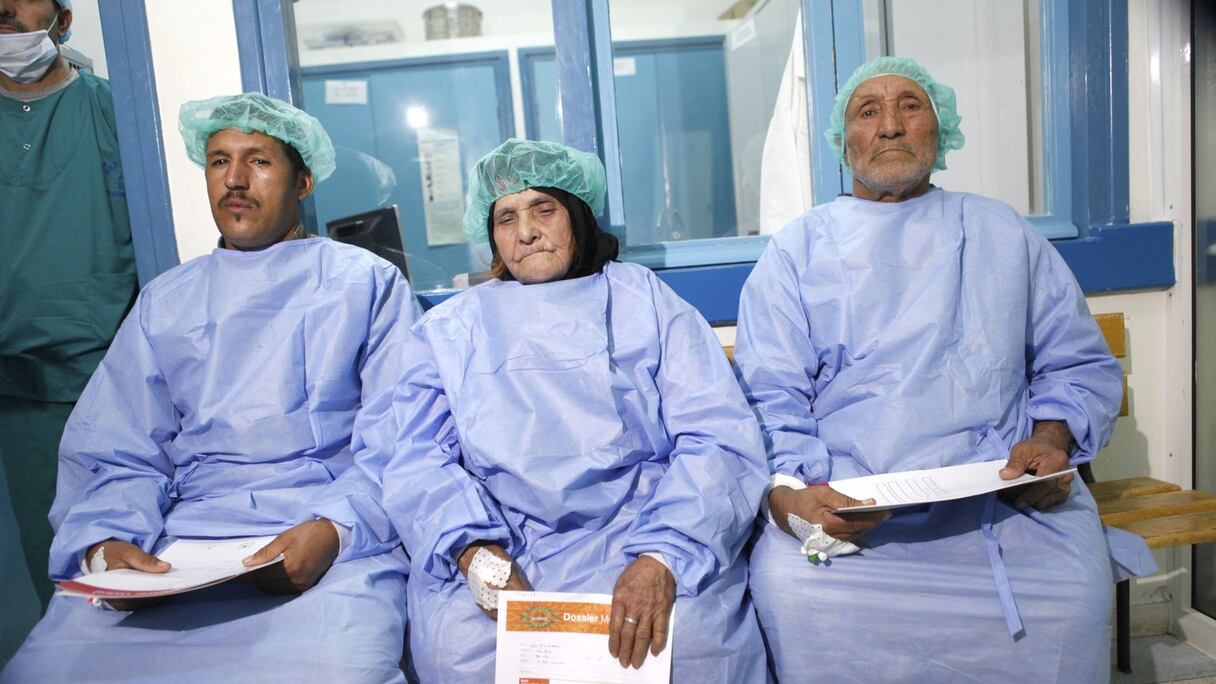 Des patients attendent d'être opérés. La cataracte fait des ravages, notamment chez les artisans qui ne sont dès lors plus aptes à travailler.  
