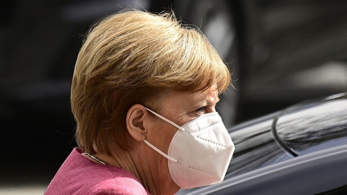 La chancelière allemande Angela Merkel, portant un masque, arrive en voiture pour des entretiens sur le parti conservateur de l'Union chrétienne-démocrate (CDU) et de son affilié bavarois Christian Social Union (CSU) au bâtiment du Reichstag, à Berlin, le 11 avril 2021.
