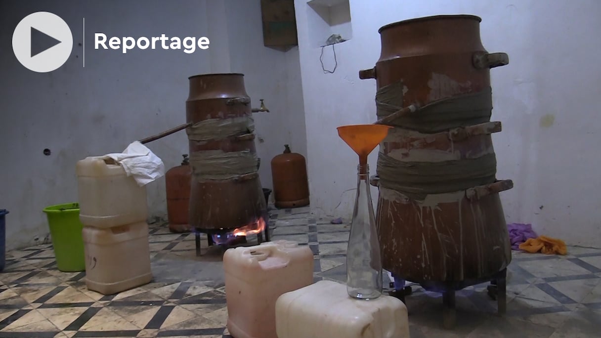 Le processus ancestral de distillation de la fleur d'oranger se perpétue à Fès à chaque printemps, sur des sortes de chaudrons à 3 étages.
