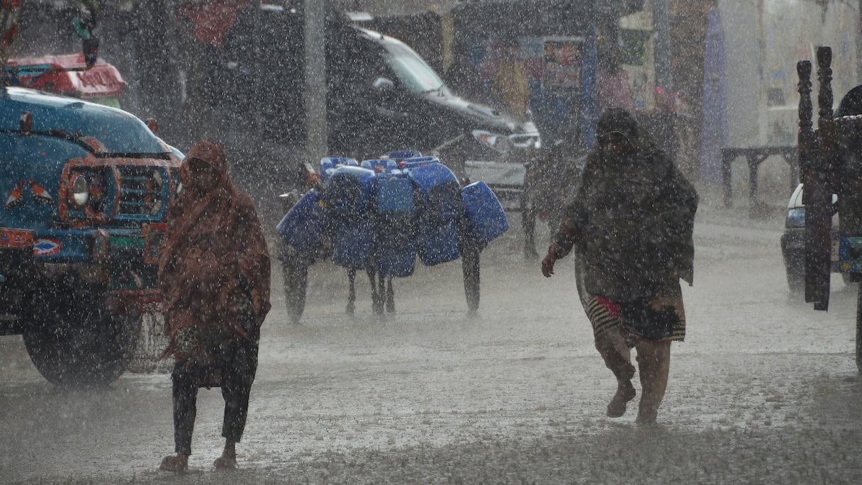 Fortes pluies au cours de l'inondation qui a frappé la ville de Dera Allah Yar, dans le district de Jaffarabad, dans la province du Balouchistan, le 30 août 2022. Les efforts d'aide se sont intensifiés dans le Pakistan inondé, pour aider des dizaines de millions de personnes.
