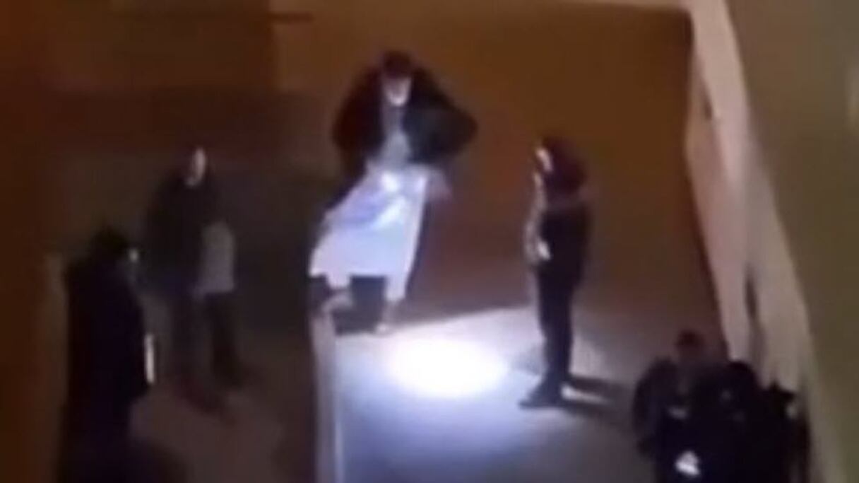 L'agent de la BAC habillé en jellaba pendant une intervention anti-stupéfiants.
