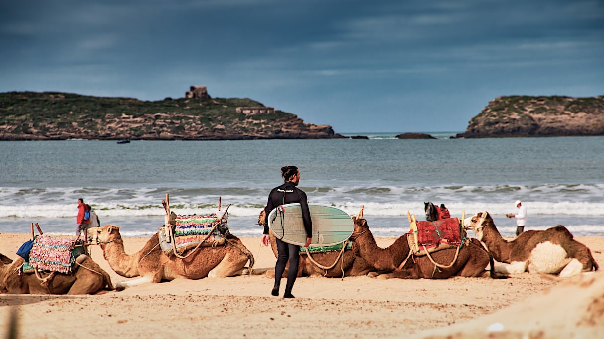 Un surfeur sur une plage d'Essaouira.
